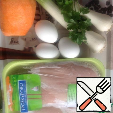 Prepare the necessary products. In a saucepan pour 2.5 liters of water, bring to a boil, add the chicken and cook until tender for about 20 minutes. If other parts of the chicken are used, remove the foam during the process. Ready strain the broth.