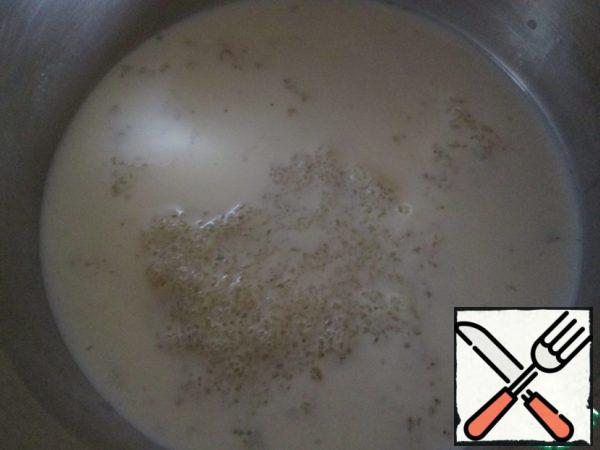 In a saucepan pour the cream, heat and add the swollen gelatin. Stirring, until completely dissolved.