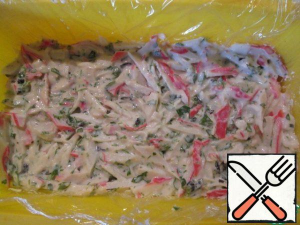 Divide the mixture into three parts. First add the crab meat and half the greens. In the second, add the remaining greens and avocado, diced. The third course is mashed avocado. Now prepare the terrine. Put the mixture with crab meat on the bottom of the mold.
