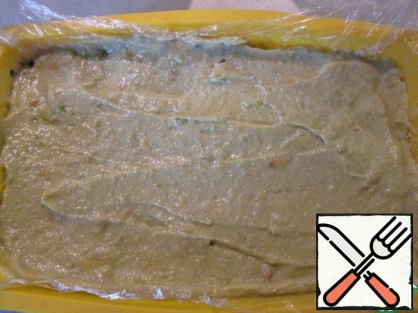 And the last layer will be a mixture of ricotta and avocado puree. Close the terrine film and put it in the refrigerator at night. Before serving, garnish with terrine paprika, lemon slices, avocado or herbs.