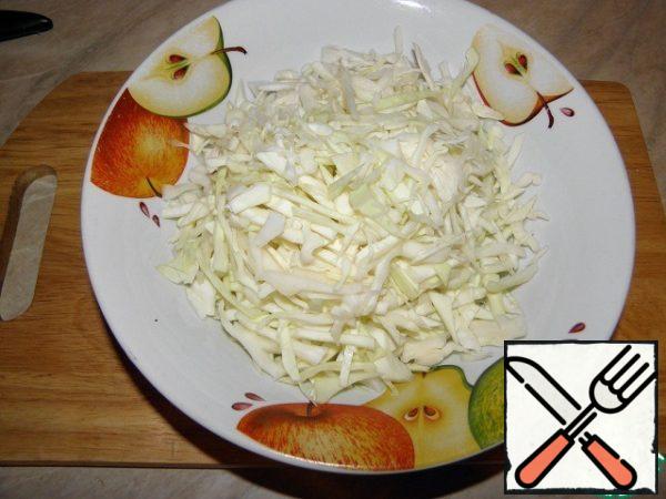 For the filling: finely chop the cabbage.