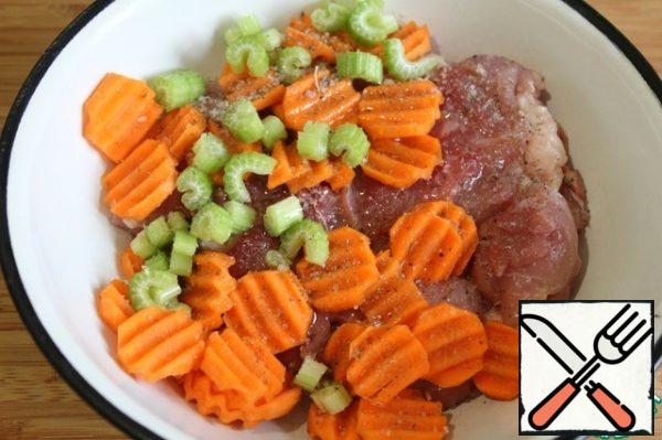 Cut the fillet into medium pieces, clean and cut carrots, celery stalk.