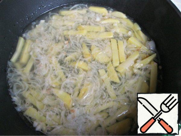 Cook buckwheat porridge. Cut the onion into half rings, the potatoes are not large strips, chop the garlic with a knife. Pour vegetable oil into a saucepan or deep frying pan, put the vegetables and fry over medium heat for 5-7 minutes.Pour in the broth, reduce the heat and cook until the potatoes are ready.
