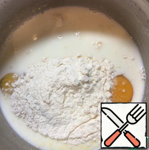 In a saucepan, mix 0.5 liters of milk, eggs, flour, sugar and salt. Beat well.