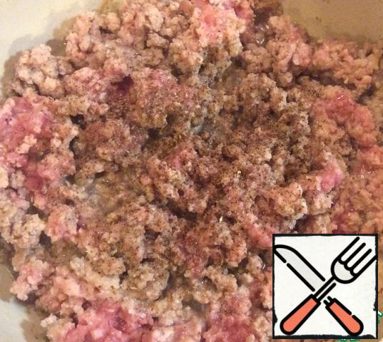 Fry minced meat on a small amount of vegetable oil. Salt and pepper. 