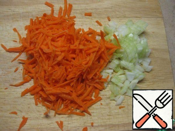 Meanwhile, prepare the filling-onions cut into small cubes, carrots on a grater.
