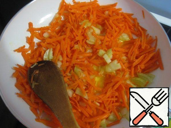 In a heated frying pan, with the addition of oil, fry our vegetables until the carrots are soft.
