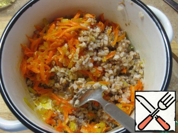 Put buckwheat, vegetables, a spoonful of mayonnaise (for a bunch) in a bowl and mix everything, add salt and pepper to taste.
