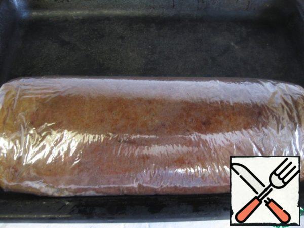 After cooling down a little and still warm, roll it into a roll with paper (I had a baking sleeve)) so that it stays in shape well afterwards. Allow to cool completely.
