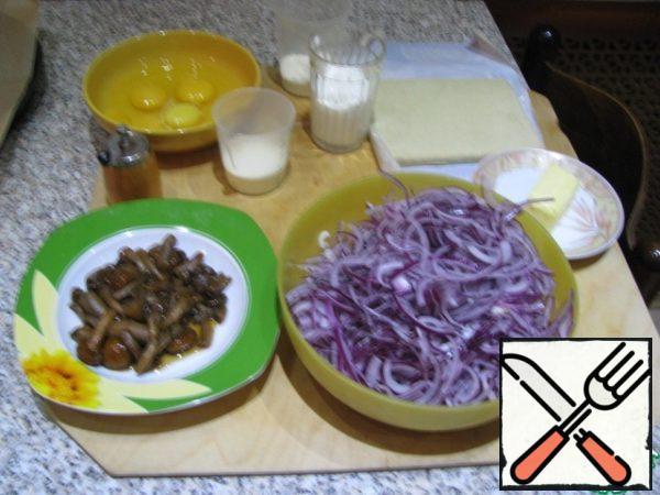 Chop the onion, defrost the mushrooms, measure the sour cream, break the eggs into a separate bowl of butter to melt.