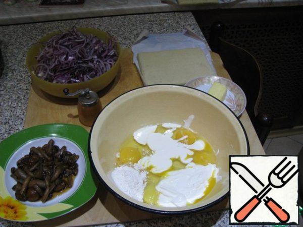 Mix cream, sour cream, flour and eggs, add melted butter.
