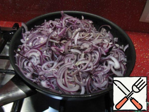Fry mushrooms and onions in a frying pan heated with butter.
