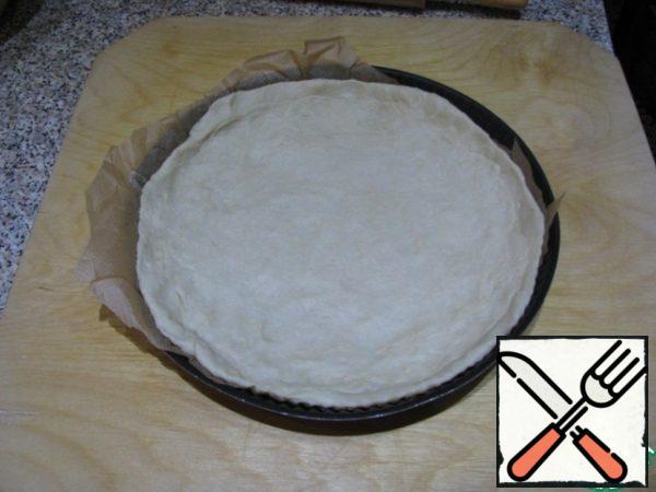 Roll out the dough, close the baking sheet with parchment paper. Put the dough on a baking sheet, make the bumpers and pierce with a fork.