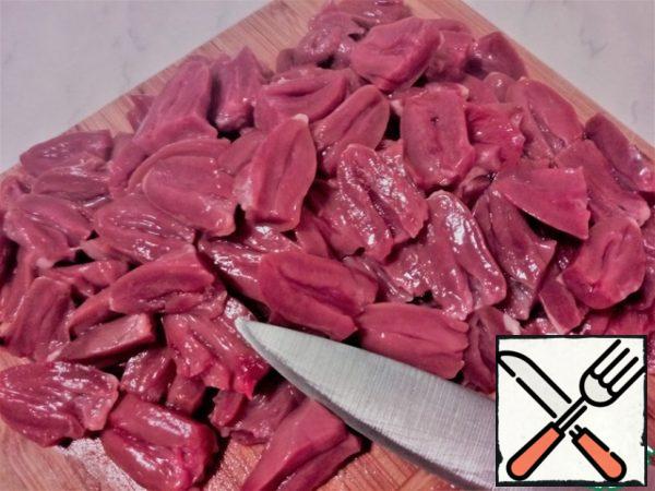 Let's start with the hearts. They need to be cleaned of blood vessels and blood clots by cutting each in half, after rinsing with water. By the way, at this time it is better to start cooking eggs.
