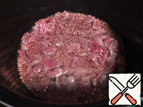 I cook in a slow cooker, but tried to do in the oven, it turns out not worse. If you cook in the oven, then put the cereal in a cauldron, add hearts, water and salt. Cover and place in oven preheated to 180 degrees for 40-50 minutes. Be guided by your own.
I fried immediately in the bowl slow cooker, so add all the same ingredients, set the mode "cereals" ("buckwheat", "stewing"), close the lid and forget about buckwheat for 40 minutes.
