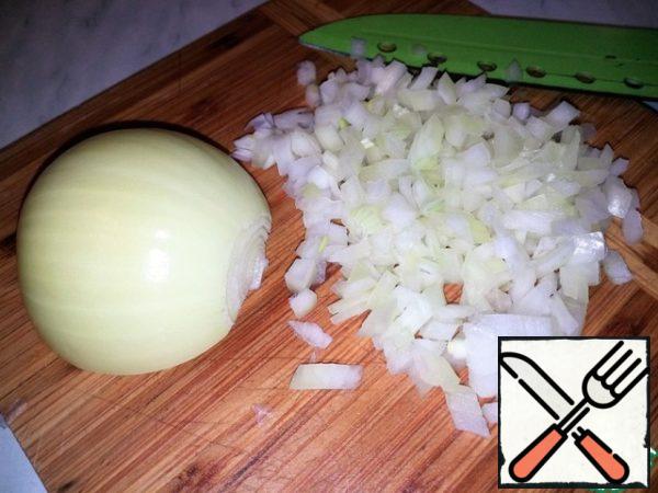 Onion peel, wash and cut into medium-sized cubes. Immediately you can clean 2 cloves of garlic. Really do not advise to exclude from the recipe for garlic! It is thanks to him that porridge will have a delicious aroma and a special taste.