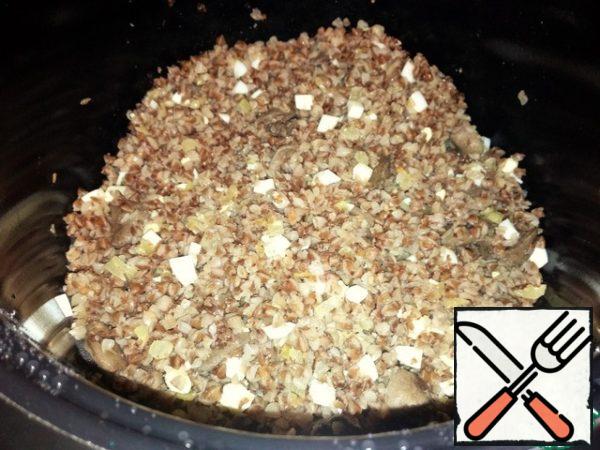 As soon as the buckwheat is ready, add garlic squeezed through a press or grated to it. Then add the fried onion and sliced eggs. Mix everything, close the lid and let it brew for about 10 minutes. Of course, by this time the mouth will be watering, but be strong, my dear!