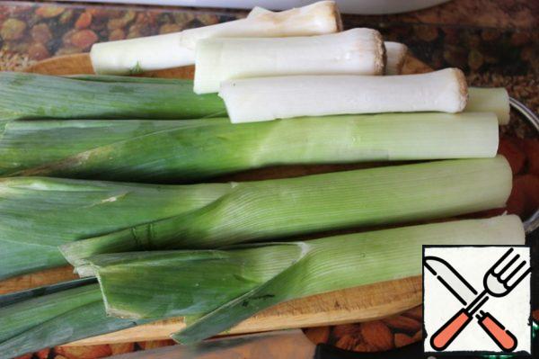 Take leeks - cut off only the green parts.  Chose long, with wide leafs.