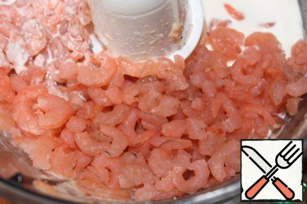 Now make the filling: shrimp, cream, salt, well-ground in a blender with a nozzle "knife".