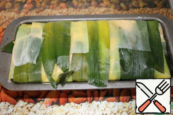 Cover everything with hanging leek leaves and send it to the oven. I put the terrine mold into a larger mold, into which I poured water. The oven was preheated to 180 degrees and baked for 60 minutes.
