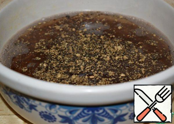 Buckwheat pour boiling water (500 ml), salt, pepper, add the mushroom powder. Stir.