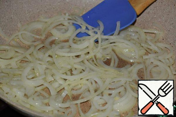 At this time, cut the onion into half rings and fry in vegetable oil until transparent.
