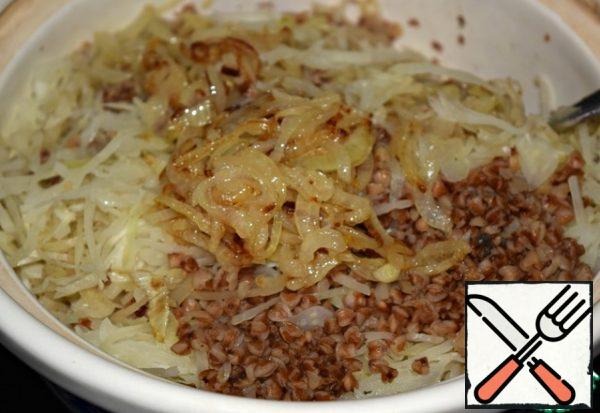 Put the onion in the finished porridge, mix well. Cover the pan, turn off the heat. Wrap the pot of porridge in a large towel and leave for 30 minutes. Let him rest and come to full readiness.
