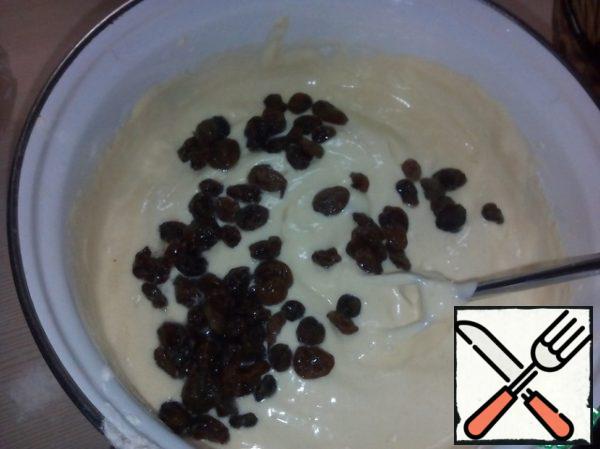 Gently mix by hand.
Then squeeze half a lemon into the mixture.
Add the raisins (you can soak the raisins to make it softer).
To interfere.
