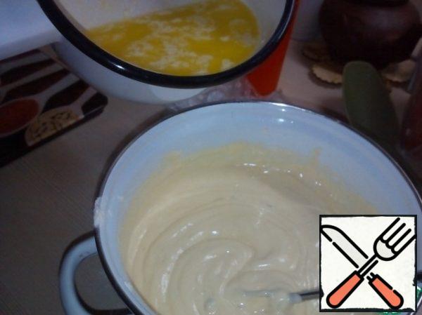 Then once again, slightly heat the milk with butter, bring almost to a boil. Add small portions to the dough, stirring constantly gently.