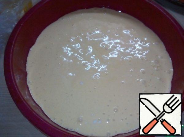 Pour the dough into a greased form and put in the oven, heated to 180 degrees for 30-40 minutes.