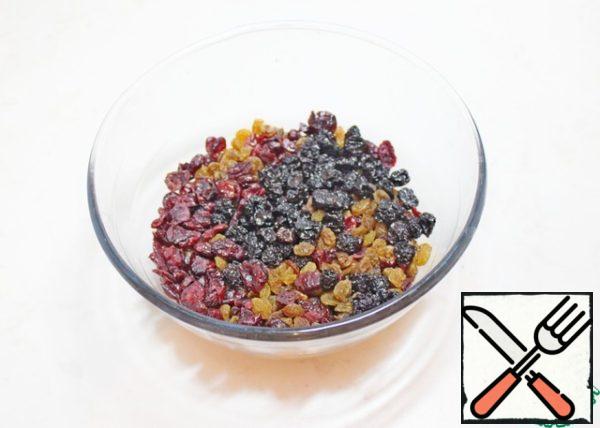 In advance, you can for a day (or less time, but not less than 6 hours) dried fruits, namely:I have raisins light and dark and dried cranberries rinse, allow to drain water and pour cognac, cover with film and leave in a dark place.