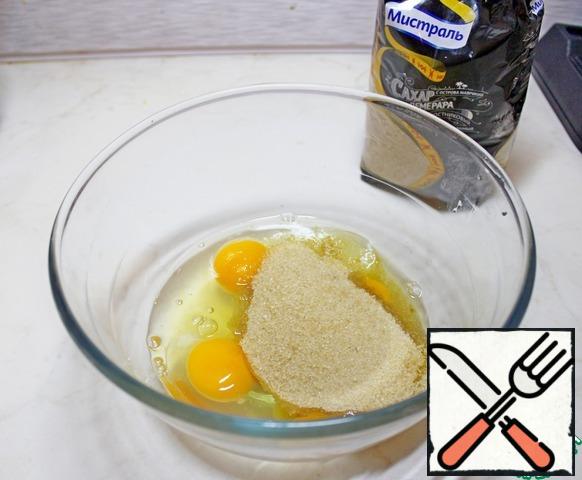 Beat eggs with cane sugar.