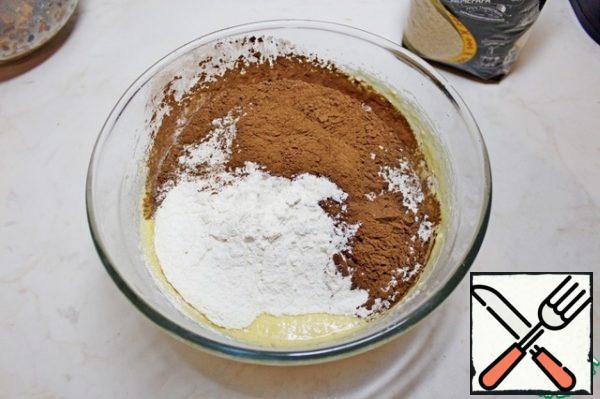 Add the sifted flour, baking powder, cocoa powder and spices to the egg-oil mass.
Stir.