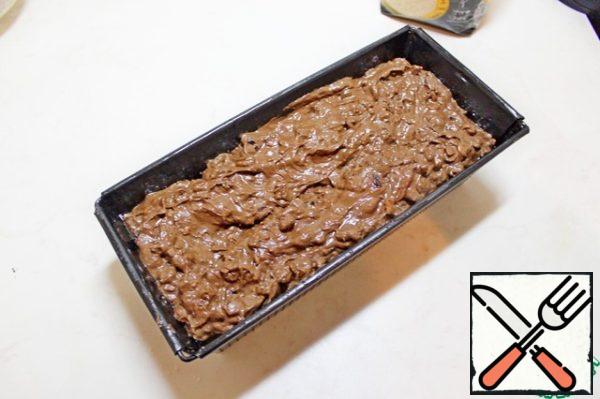 Put the dough in a greased form, smooth it out.
Bake at a temperature of 170 g for about 1 hour.
If the cake is going to burn, then cover it with foil.
To determine the readiness of the pie with a wooden match, it must be absolutely dry.
