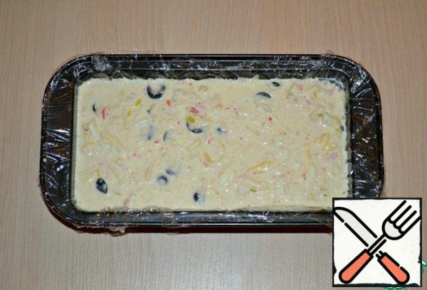 Put the mass for the terrine into the mold.
After 30-40 minutes, the terrine will already seize.
If time permits, you can leave it in the cold for a couple of hours.
