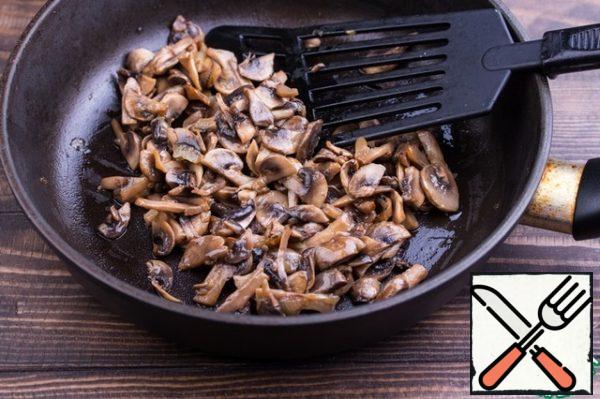 Finely chop the onion and lightly fry in part vegetable oil. Add the mushrooms wiped with a damp cloth and finely chopped, 1 tablespoon of soy sauce and fry a little more. Put the mushrooms on a plate.
