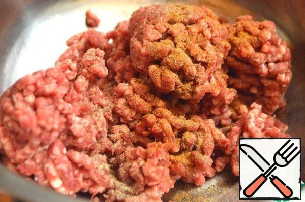 If you don't know a butcher like me, buy a piece of meat (I have beef), first cut into strips across the fibers and turn on the meat grinder. The ratio of meat and fat in meat is 70*30 80*20 (meat/fat), unfortunately, the burger has never been considered a dietary dish and is unlikely to become one.
The main thing in it is chicken, I used to think that the sauce (naive)
Meat can be seasoned only with pepper, not salt, otherwise you will get a "sole". Salt only at the end of cooking cutlets. Beat the minced meat like dough, saturating it with oxygen, lifting it from the bottom up and not rolling it into a ball.
