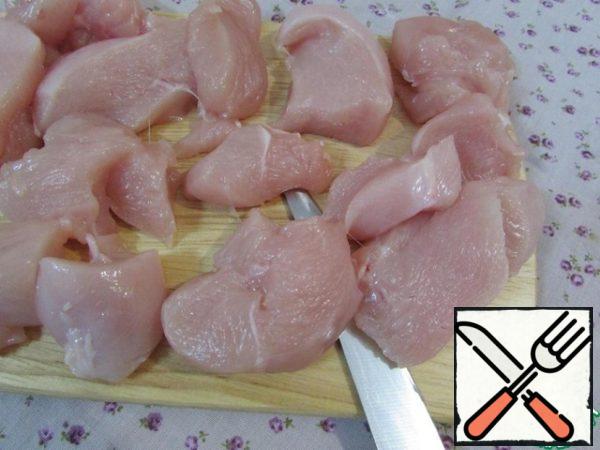 Chicken fillet wash, dry, cut into small pieces. And punch in a blender until smooth.
