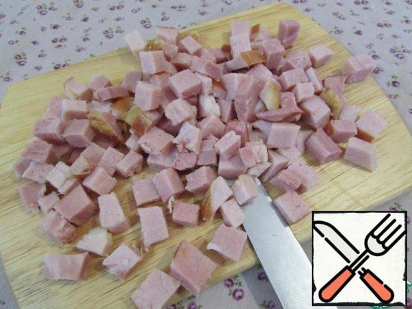 Cut the ham into small cubes.