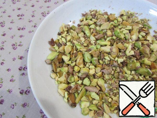 Chop the pistachios coarsely.
