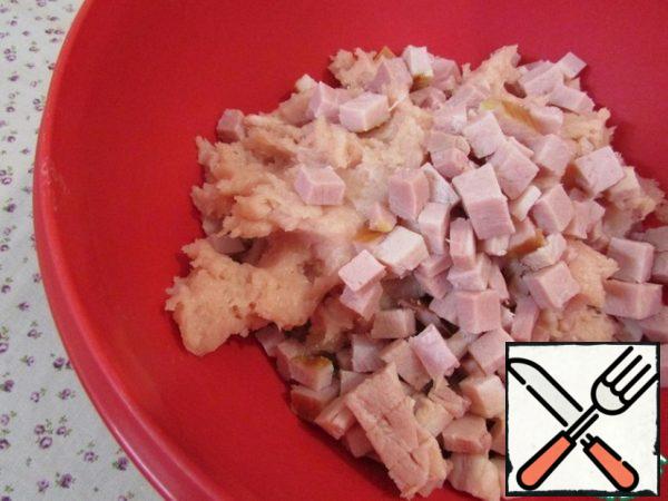 In a bowl, combine minced chicken and ham.