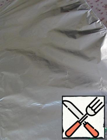 Form cover with foil and send in a preheated oven (170°C). Bake for 40-45 minutes. After time, the form of terrine removed from the oven. And then, hot, without removing the foil, put under the yoke. Allow to cool completely. Then with the same oppression to clean in the refrigerator, approximately for 7-8 hours.