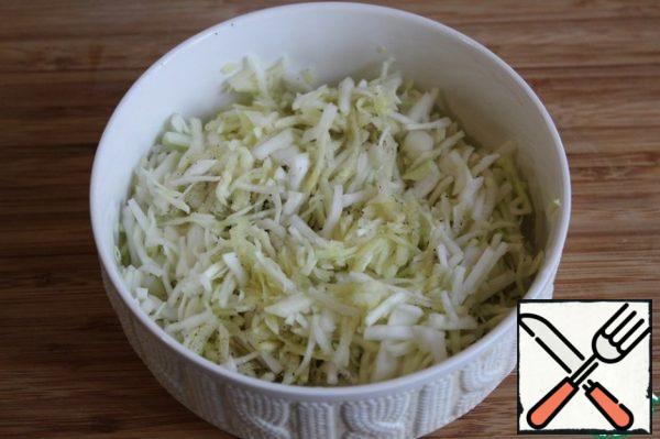 Not long and finely shred the cabbage and slightly mash with your hands with salt, add the grated zucchini (I squeezed the juice).