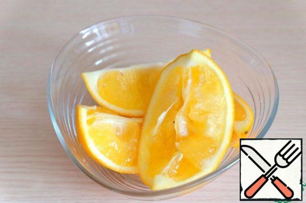 Lemon cut into slices, remove the bones.