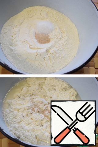 Sift flour into a Cup, add yeast and salt. Pour water at room temperature.