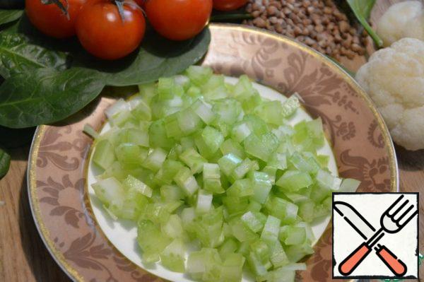 Cut the celery arrow into half rings or cubes.

