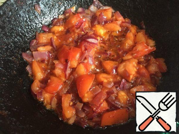 Finely chop onions and tomatoes and fry in oil for 5 minutes.