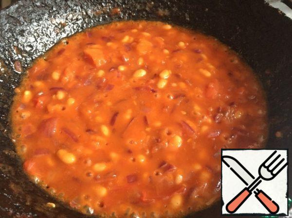 Add to the vegetables canned beans with tomato sauce, chili pepper, salt if necessary (you can add a tablespoon of sugar and a little vinegar) and simmer on low heat under the lid for another 10 minutes.