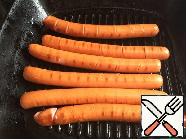 Fry the sausages in a grill pan.