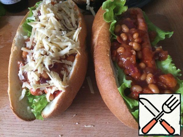 Sprinkle the first layer with grated cheese, pour plenty of chili sauce and sprinkle with cheese again. Well, for lovers of especially spicy cheese, you can still flavor it with ketchup and mustard on top.